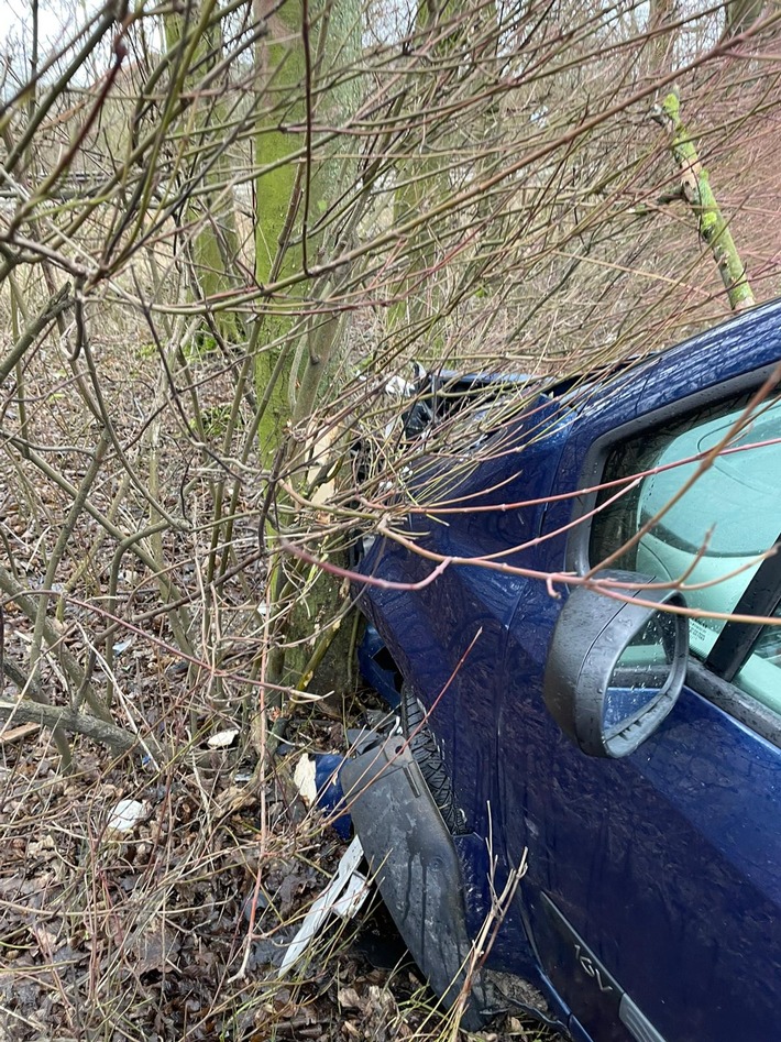 FW Horn-Bad Meinberg: Verkehrsunfall und Sturmtief "Zeynep" fordern Feuerwehr - Baum wird gegen Haus gedrückt