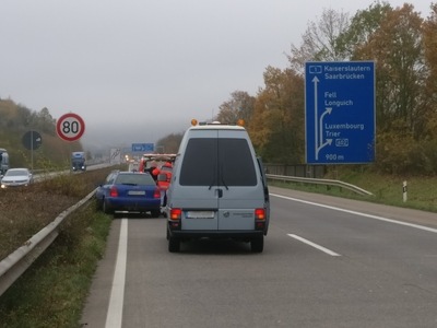 POL-PPTR: Polizei stoppt Autofahrer nach medizinischem Notfall auf der Autobahn und verhindert Schlimmeres - Zeugen gesucht