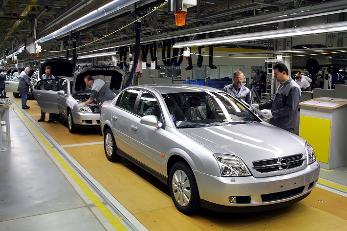 Opel eröffnet modernstes Automobilwerk der Welt / Bundeskanzler Schröder und Ministerpräsident Koch zu Gast