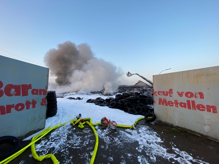 FW-GE: Großbrand in Gelsenkirchen-Ückendorf. / Hunderte Autoreifen brennen seit dem frühen Morgen in der Straße "Am Dördelmannhof".