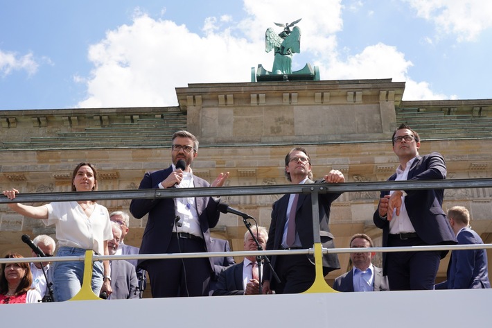 1.000 Reisebusse demonstrieren in Berlin: Minister Scheuer sagt EUR 170 Mio. Soforthilfe zu