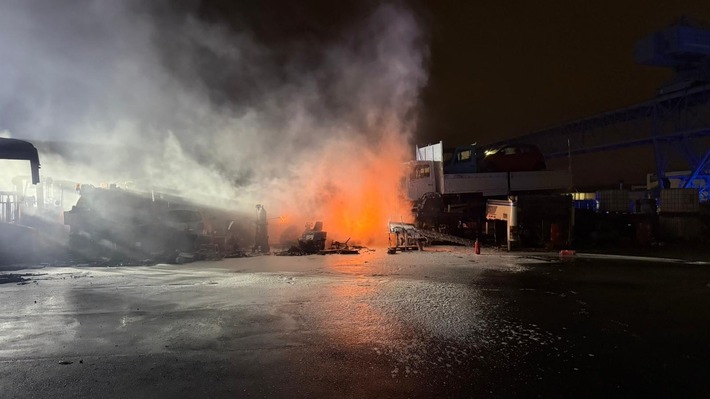 FW-E: Feuer auf Firmengelände - Brennende LKW-Reifen im Industriehafen