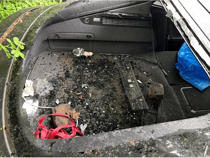 POL-PDTR: Sachbeschädigung an zwei Fahrzeugen - Polizei bittet um Hinweise