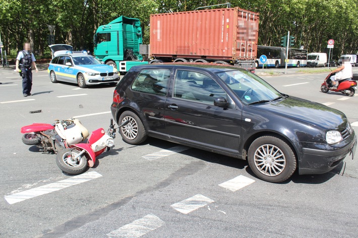 POL-DU: Hochfeld: Unfall beim Linksabbiegen