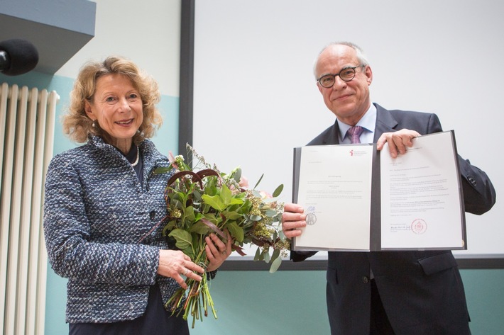 Dr. Iris Hauth als Ärztliche Direktorin und Geschäftsführerin verabschiedet und ins Stiftungskuratorium berufen