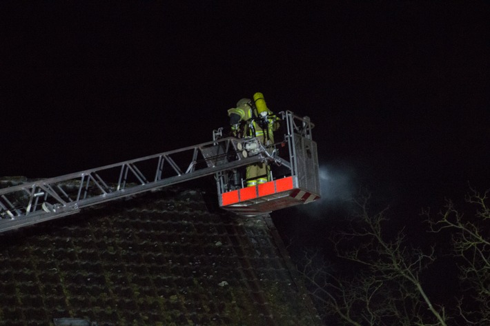 FW Menden: Kaminbrand im Lahrfeld