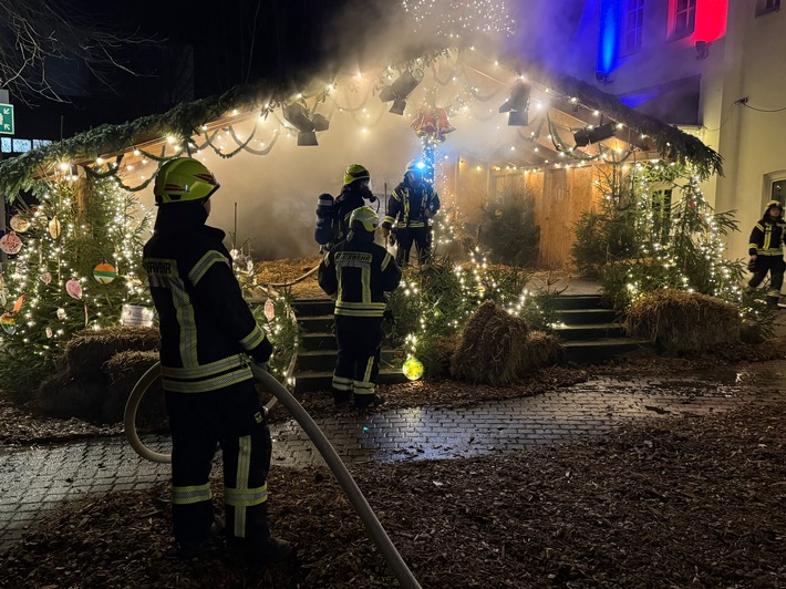 FW VG Westerburg: Bühne des Pfefferkuchenmarktes in Westerburg brannte - Feuerwehr verhindert größeren Schaden