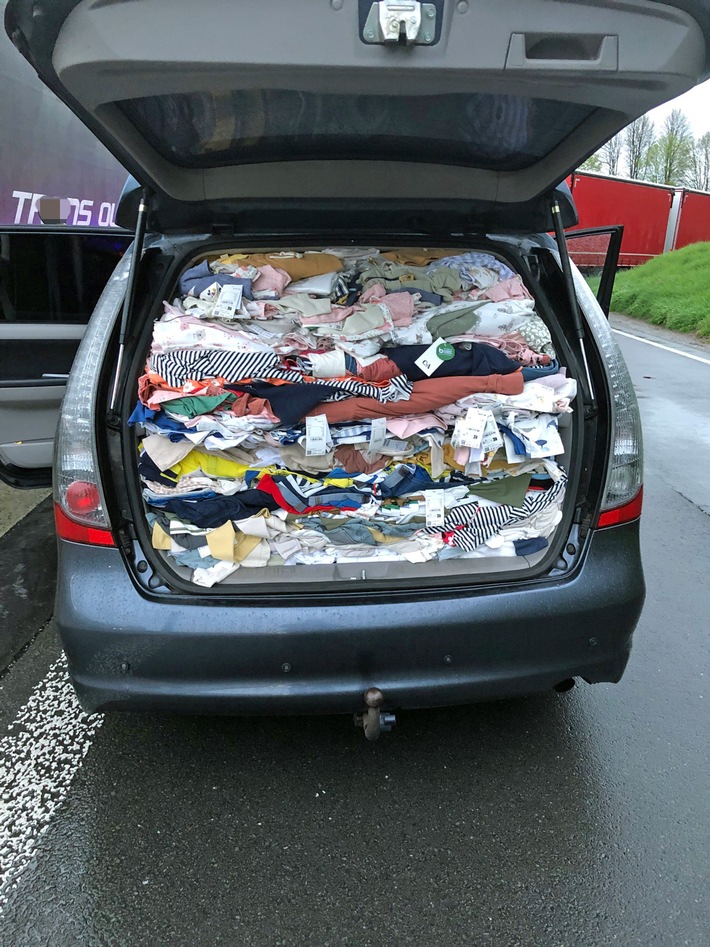 POL-ME: Volltreffer bei Fahrzeugkontrolle - Polizei stellt gestohlene Kleidungsstücke von fünfstelligem Wert sicher - Erkrath - 2304059