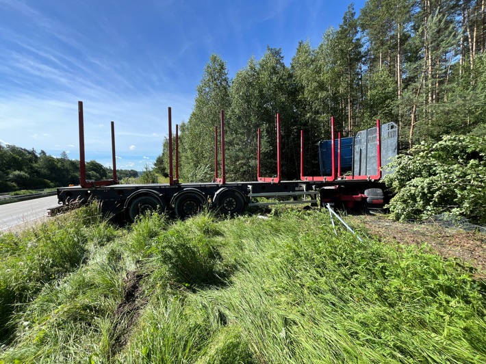 API-TH: Holz-Laster rauscht in Böschung