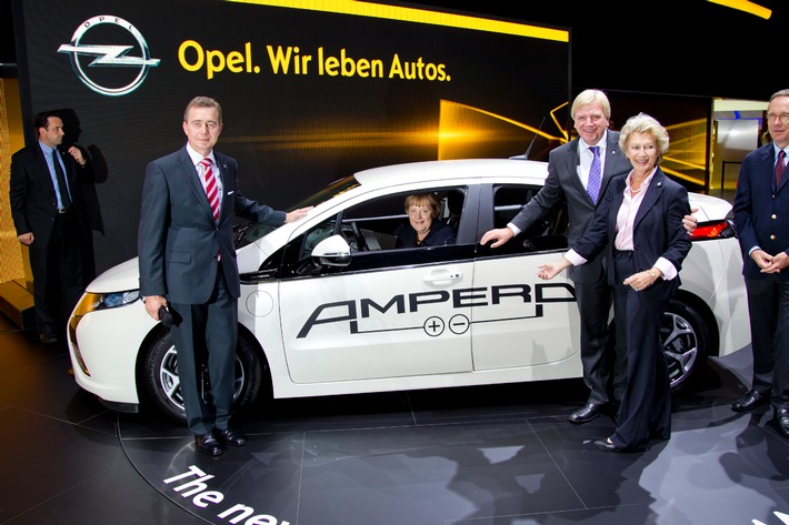 Bundeskanzlerin im Opel Ampera / Angela Merkel im Gespräch mit Karl-Friedrich Stracke am Opel-Stand auf der IAA (mit Bild)