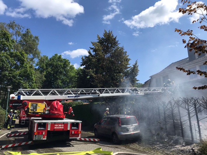 FW Celle: 20 Meter Hecke in Vollbrand - Feuer greift auf Haus, PKW und Baum über!
