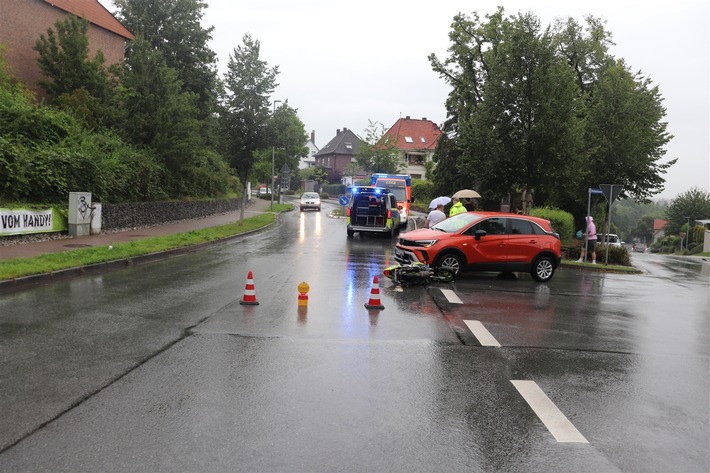 POL-HX: Zusammenstoß zwischen Pkw und Motorrad, zwei Personen werden verletzt