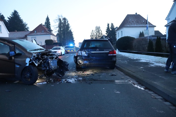 POL-HF: Verkehrsunfall mit Mopedauto- Parkenden Mercedes übersehen