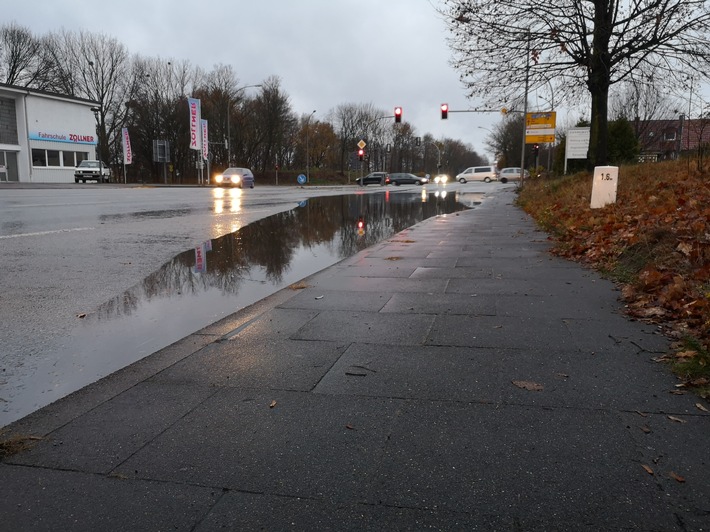 FW-DT: Kreuzung teilweise überschwemmt