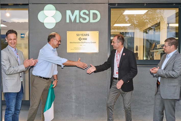 MSD und Gemeindepräsident feiern 50 Jahre Standort Schachen mit Jubiläumstafel