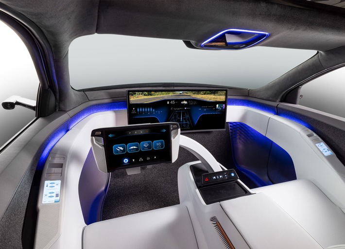 Yanfeng's innovative interior concept EVI in drive mode_300dpi.jpg