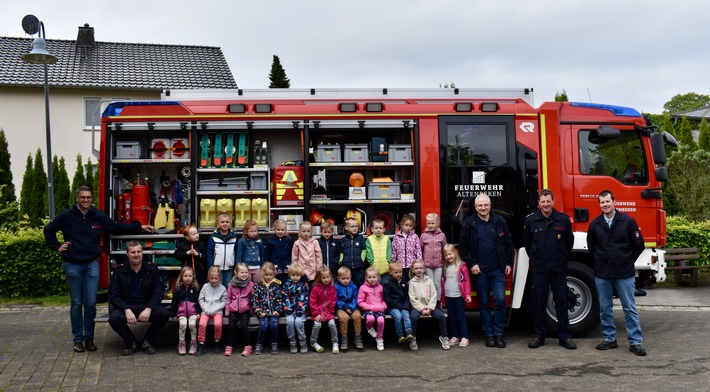 FW-PB: Was tun, wenn es brennt? Brandschutzerziehung im Familienzentrum und DRK Kindergarten Schwaney