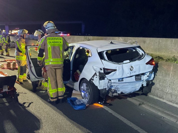 FW-GLA: Verkehrsunfall auf der BAB2- LKW kollidiert mit PKW