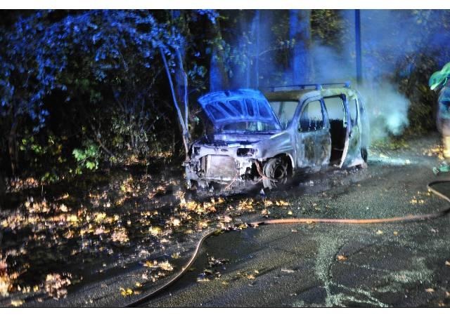 POL-OS: Osnabrück/Kalkhügel: Abgemeldeter Citroen vollständig ausgebrannt - Polizei sucht Zeugen