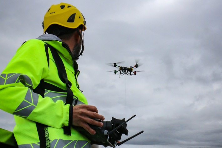 Le TCS transporte des panneaux solaires par drone à son siège central