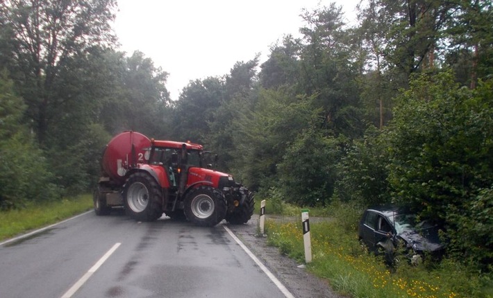POL-MI: Autofahrerin kollidiert mit Traktorgespann