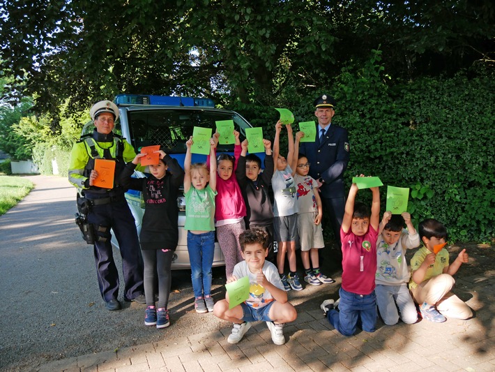 POL-HA: Daumen hoch oder Daumen runter? - Schulkinder und Polizei verteilen Dank- und Denkzettel