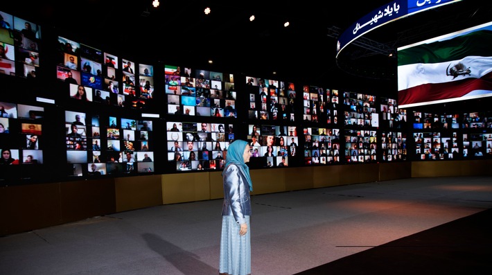 Maryam Rajavi vor Bildschirmen mit hunderten Konferenzteilnehmern der Online-Konferenz für Menschenrechte im Iran / Weiterer Text über ots und www.presseportal.de/nr/146655 / Die Verwendung dieses Bildes ist für redaktionelle Zwecke honorarfrei. Veröffentlichung bitte unter Quellenangabe: "obs/UNHH e.V./Siavosh Hosseini"