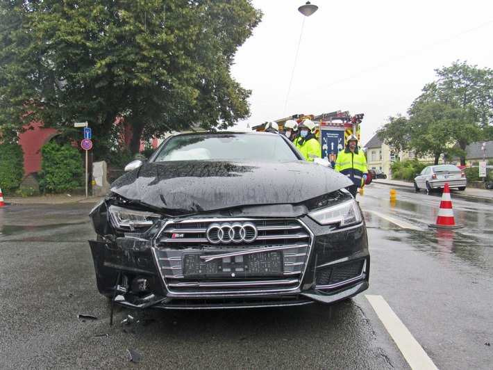 POL-ME: Hoher Sachschaden und zwei Verletzte bei Verkehrsunfall - 2108095 - Mettmann