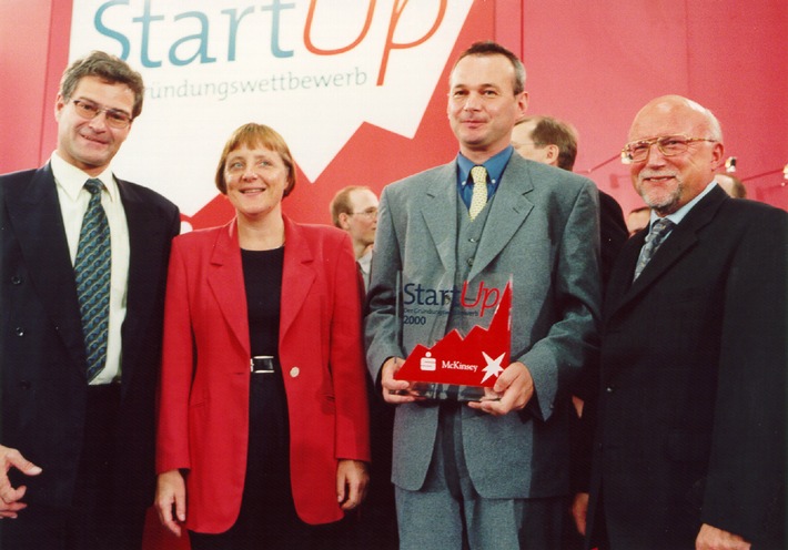 Angela Merkel zeichnet StartUp-Sieger aus / Unternehmer aus Fürth mit Multimediaanwendungen für Fahrzeuge auf Platz eins