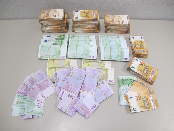 POL-HH: 180111-2. Hohe Bargeldsumme in Schließfach aufgefunden und beschlagnahmt (siehe auch Pressemitteilung 180101-2.)