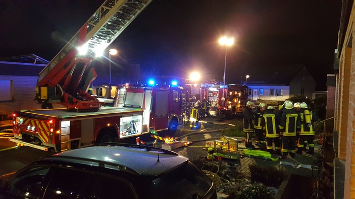 FW-AR: Feuerwehr unterbindet Übergreifen des Feuers auf Nachbarhaus:
Aufmerksamer Nachbar alarmiert Wehr noch rechtzeitig