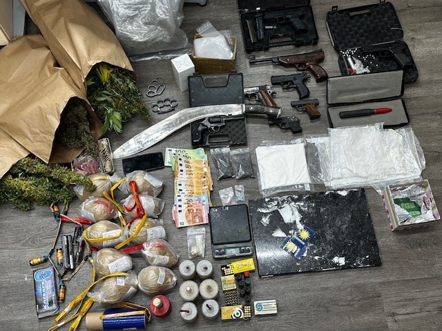 POL-D: "Drogenwohnung" in Stadtmitte ausgehoben - "PRIOS" stellt u.a. 440 Gramm Amphetamin, 560 LSD-Trips, Bargeld und Waffen sicher