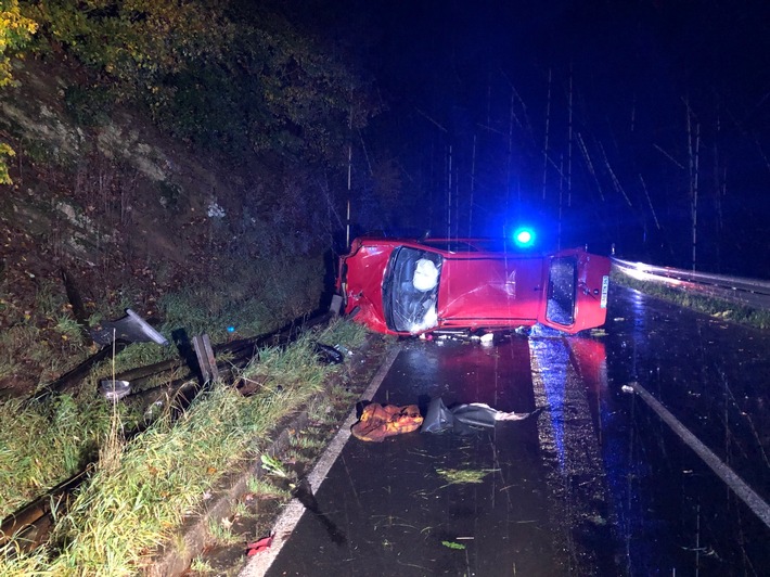 POL-PDWIL: Unfall mit drei verletzten Jugendlichen. Fahrzeugführer unter Alkoholeinfluss und ohne Führerschein unterwegs