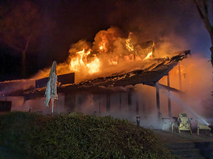 FW-ROW: Sportlerheim des Rotenburger SV fällt Flammen zum Opfer