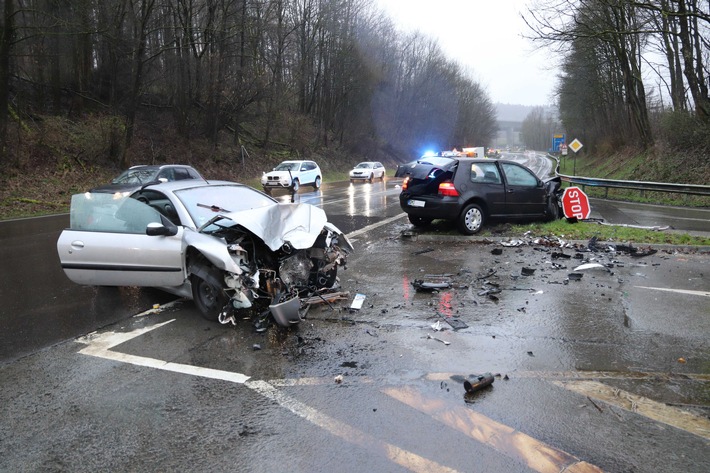 POL-GM: 110320-184: Drei Verletzte bei Verkehrsunfall auf der L 302