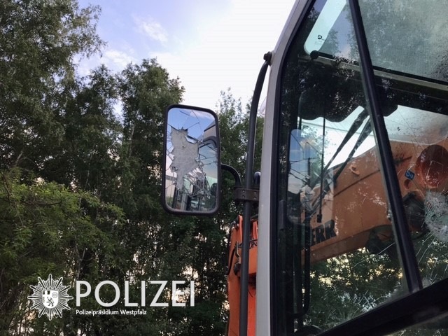 POL-PPWP: Bagger beschädigt