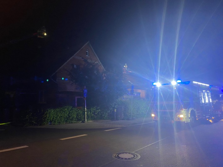 FW Minden: Wohnungsbrand greift auf Dachstuhl über.