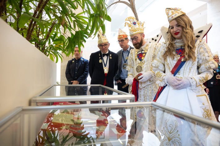Bonner Prinzenpaar besucht Karnevalsausstellung der Sparkasse KölnBonn