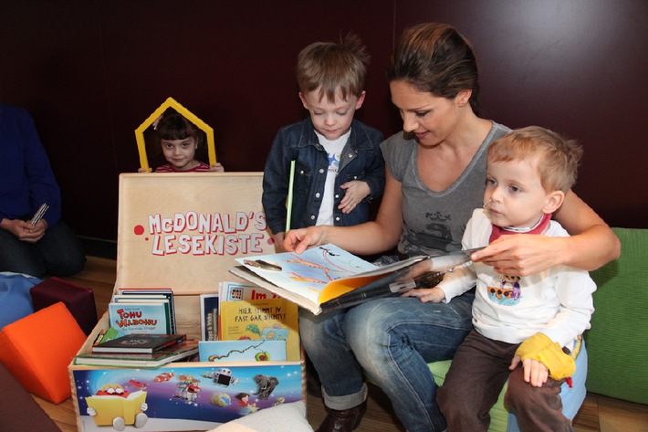 Nazan Eckes liest kleinen Patienten aus der McDonald&#039;s Lesekiste vor
