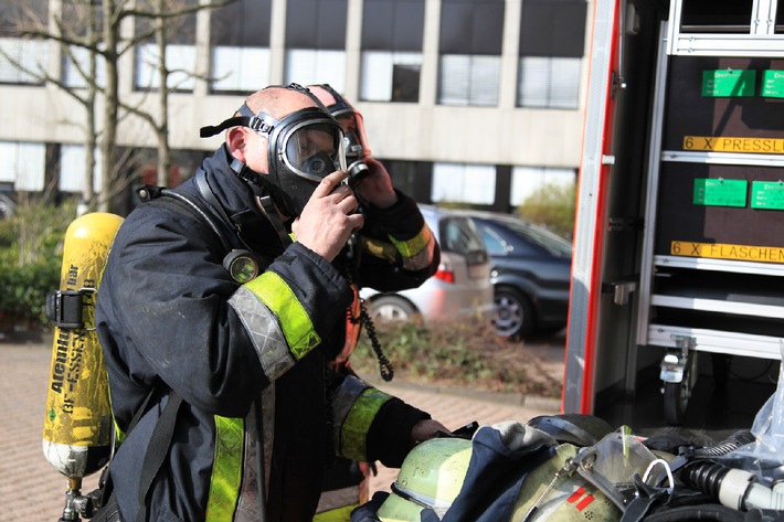 FW-E: Feuer in Tiefgarage, ein Fahrzeug im Vollbrand