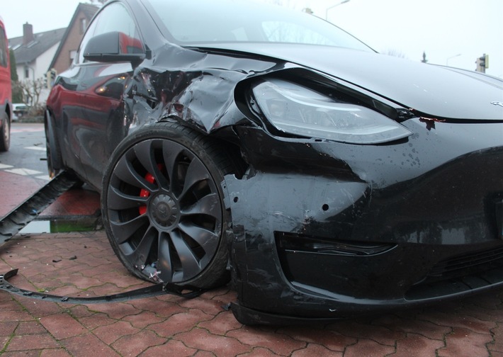 POL-MI: Tesla bei Zusammenstoß schwer beschädigt