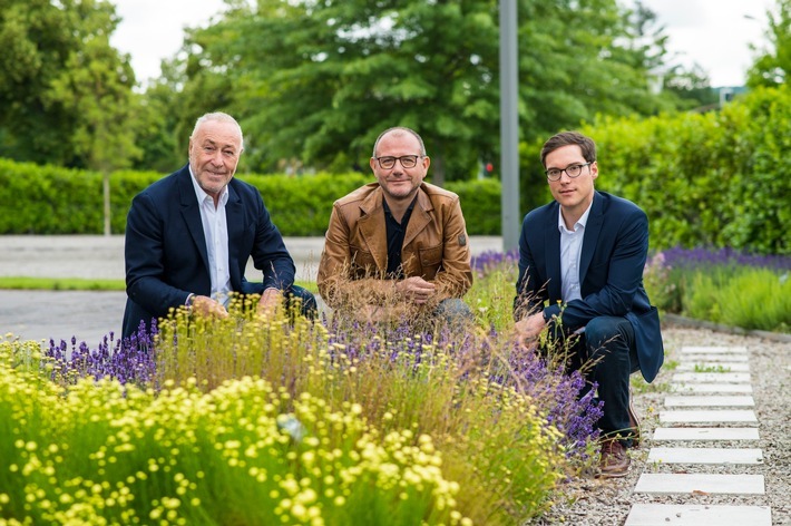 Die geschäftsführenden Gesellschafter der Dr. Theiss Naturwaren GmbH, Dr. Peter Theiss und Giuseppe Nardi, sowie Jonas Thielmann, Mitglied der Geschäftsführung (von links nach rechts) / Weiterer Text über ots und www.presseportal.de/nr/148326 / Die Verwendung dieses Bildes ist für redaktionelle Zwecke unter Beachtung ggf. genannter Nutzungsbedingungen honorarfrei. Veröffentlichung bitte mit Bildrechte-Hinweis.