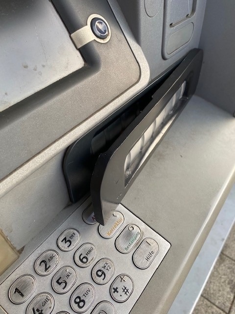 POL-GM: Manipulierter Ausgabeschacht an Geldautomat