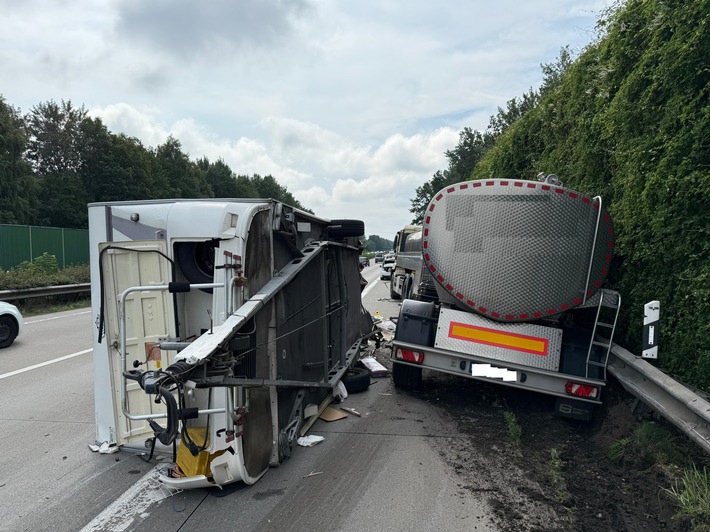 POL-CUX: Mehrere Verkehrsunfälle mit Verletzten auf der BAB27 - Verfolgungsfahrt mit Kleinkraftrad (Foto im Anhang)