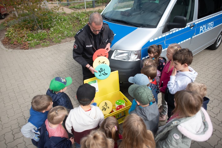 POL-HK: Soltau: Früh übt sich... Verkehrserziehung in den Kindertagesstätten "Piccolino" und "Schatzkiste" bereitet die Kinder spielerisch auf den Schulweg vor