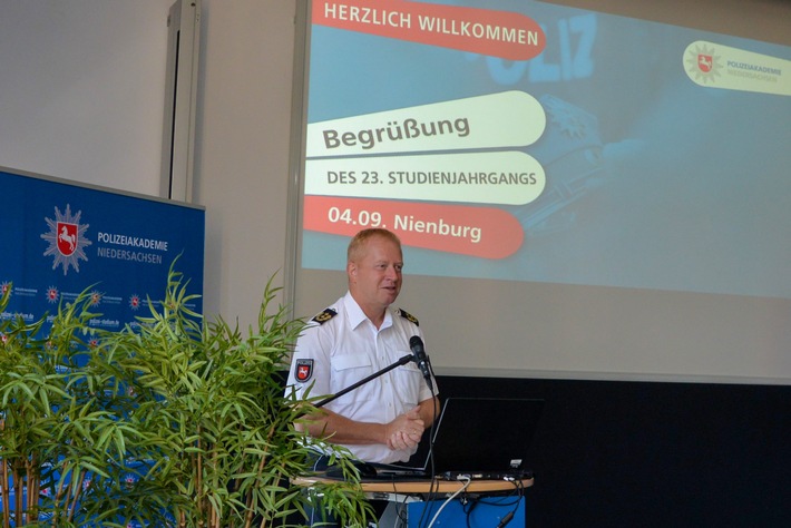 POL-AK NI: 668 neue Polizeikommissaranwärterinnen und -anwärter in der Polizeiakademie Niedersachsen begrüßt Einstellungstermin erstmalig am 01. September