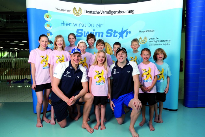 Deutsche Vermögensberatung (DVAG) fördert Schwimmlernprogramm: Zwei erfolgreiche Jahre "SwimStars" - positive Bilanz für Teilnehmer und Organisatoren (BILD)