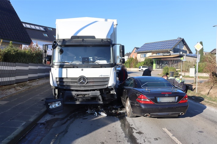 POL-HF: Verkehrsunfall mit Personenschaden- Zusammenstoß im Gegenverkehr