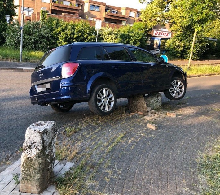 POL-LIP: Lemgo. Betrunkener 71-jähriger Lemgoer fährt gegen Betonpfeiler.