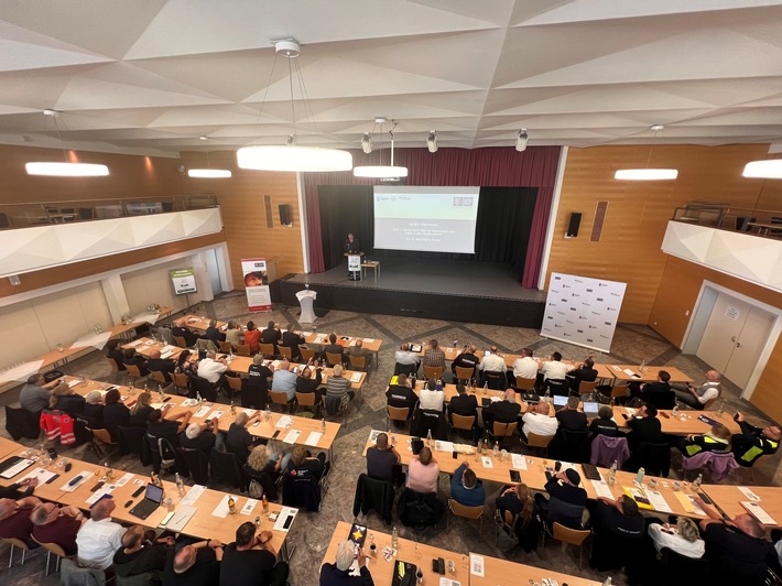 Wenn das Erlebte nachwirkt: Herausforderungen der PSNV-E bei Anschlägen / 11. Symposium "Hilfe für Helferinnen und Helfer in den Feuerwehren" in Fulda